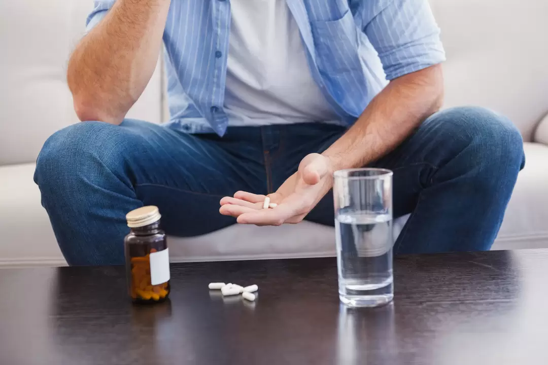 Un uomo prende le capsule pulsero per potenza