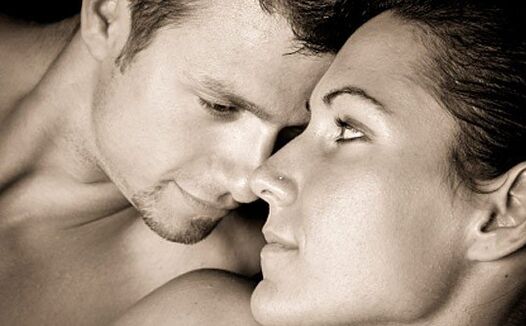 la donna e l'uomo hanno aumentato la potenza con le vitamine