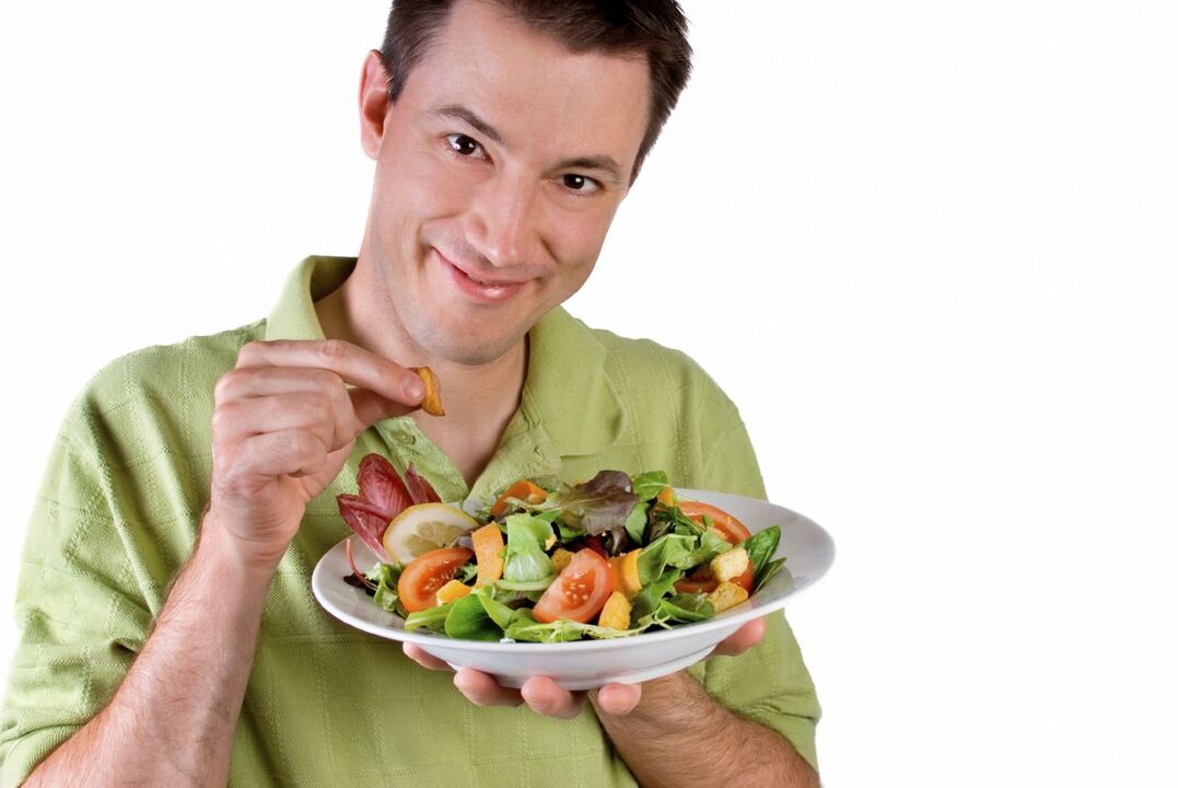 un uomo mangia cibi per aumentare la potenza